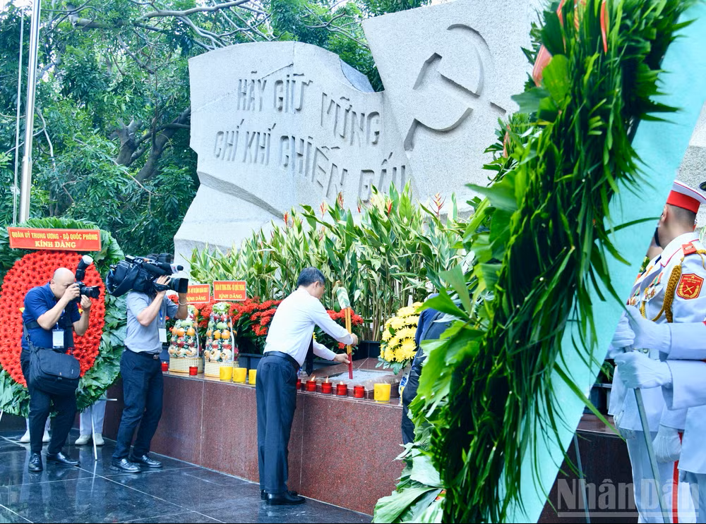 Thủ tướng Lê Minh Hưng dâng hương tưởng niệm cố Tổng Bí thư Trần Phú Thủ tướng Lê Minh Hưng dâng hương tưởng niệm cố Tổng Bí thư Trần Phú