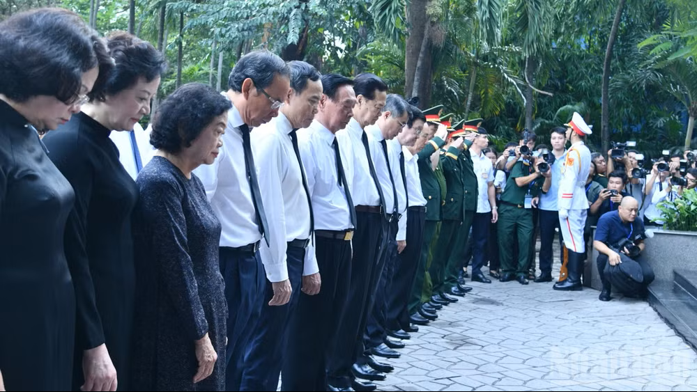 Thủ tướng Lê Minh Hưng và các đại biểu dành một phút mặc niệm tưởng nhớ cố Tổng Bí thư Trần Phú. (Ảnh: Thanh Giang) Thủ tướng Lê Minh Hưng và các đại biểu dành một phút mặc niệm tưởng nhớ cố Tổng Bí thư Trần Phú. (Ảnh: Thanh Giang)