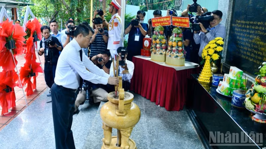 Thủ tướng Lê Minh Hưng tưởng niệm các Anh hùng liệt sĩ tại Công viên Lê Thị Riêng. (Ảnh: Thanh Giang) Thủ tướng Lê Minh Hưng tưởng niệm các Anh hùng liệt sĩ tại Công viên Lê Thị Riêng. (Ảnh: Thanh Giang)