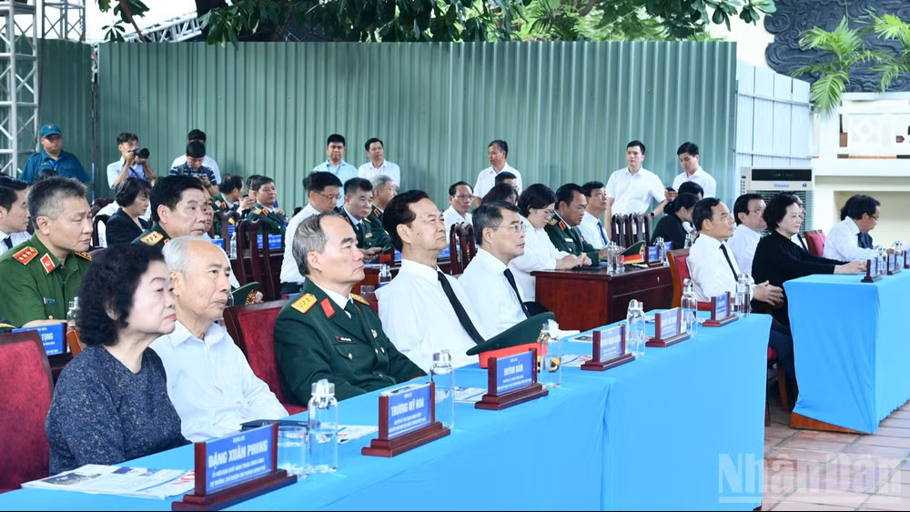 Thủ tướng Chính phủ Lê Minh Hưng và các đồng chí lãnh đạo, nguyên lãnh đạo Đảng, Nhà nước, các đại biểu tham dự buổi lễ. (Ảnh: Thanh Giang) Thủ tướng Chính phủ Lê Minh Hưng và các đồng chí lãnh đạo, nguyên lãnh đạo Đảng, Nhà nước, các đại biểu tham dự buổi lễ. (Ảnh: Thanh Giang)