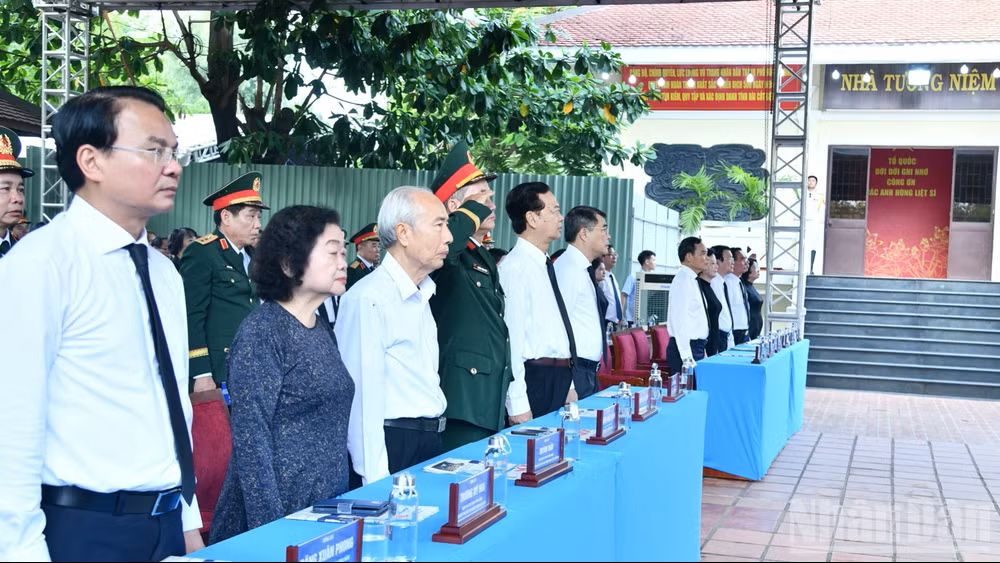 Thủ tướng Lê Minh Hưng và các đồng chí lãnh đạo, nguyên lãnh đạo Đảng, Nhà nước, đại biểu thực hiện nghi thức chào cờ tại buổi lễ. (Ảnh: Thanh Giang) Thủ tướng Lê Minh Hưng và các đồng chí lãnh đạo, nguyên lãnh đạo Đảng, Nhà nước, đại biểu thực hiện nghi thức chào cờ tại buổi lễ. (Ảnh: Thanh Giang)