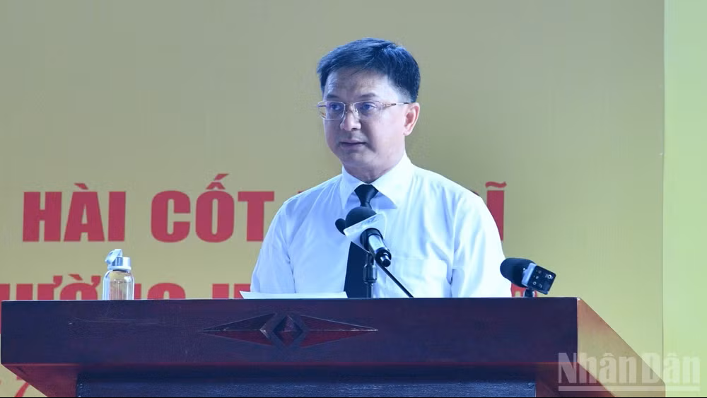 Lãnh đạo Ủy ban nhân dân Thành phố Hồ Chí Minh báo cáo tại buổi lễ. (Ảnh: Thanh Giang) Lãnh đạo Ủy ban nhân dân Thành phố Hồ Chí Minh báo cáo tại buổi lễ. (Ảnh: Thanh Giang)