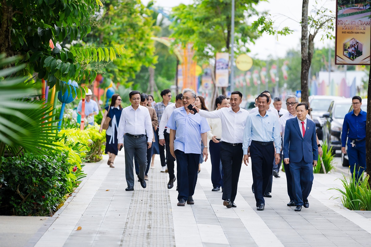 L&atilde;nh đạo địa phương v&agrave; c&aacute;c chuy&ecirc;n gia tham quan dự &aacute;n đ&ocirc; thị đồng bộ, hiện đại đang hiện hữu tại Vĩnh Long