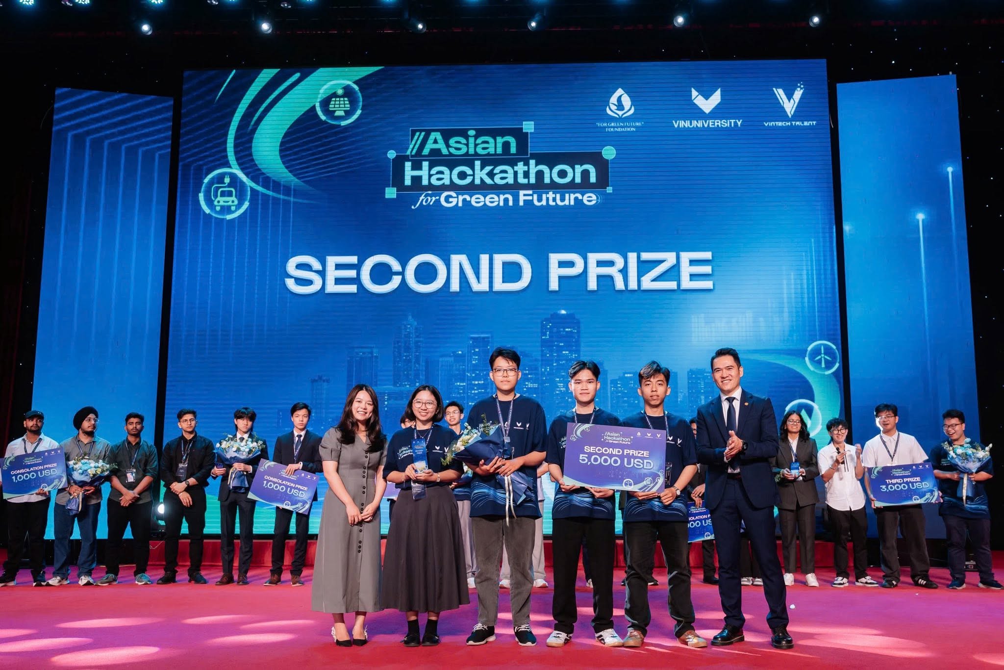 Đội thi VFluxion được trao Giải Nhì với dự án nền tảng điều phối năng lượng hai chiều nhằm kéo dài tuổi thọ pin và tăng cường khả năng chống chịu của lưới điện. Ảnh: BTC. Đội thi VFluxion được trao Giải Nhì với dự án nền tảng điều phối năng lượng hai chiều nhằm kéo dài tuổi thọ pin và tăng cường khả năng chống chịu của lưới điện. Ảnh: BTC.