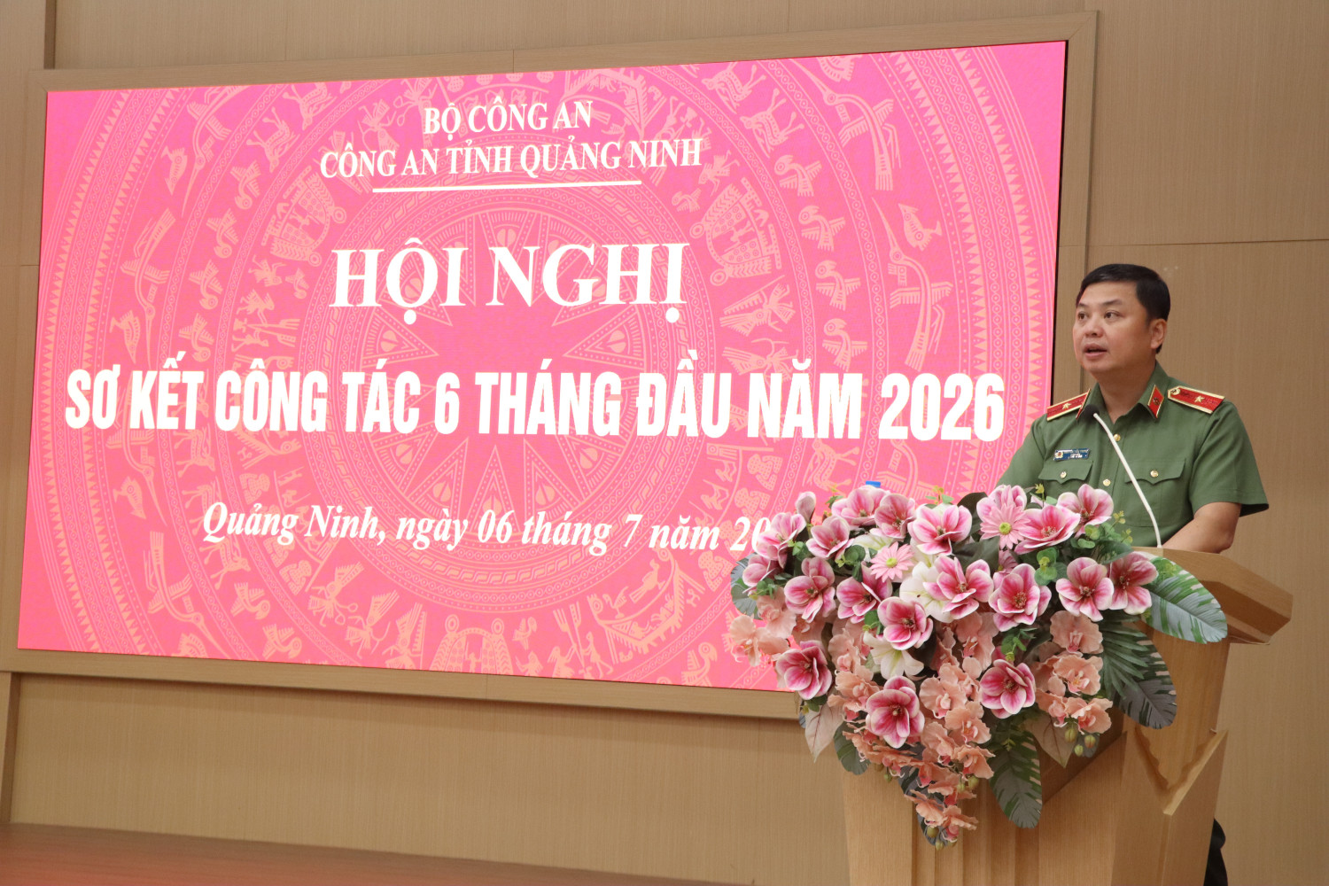 Thiếu tướng Nguyễn Tiến Trung, Uỷ vi&ecirc;n Ban Thường vụ Tỉnh uỷ, B&iacute; thư Đảng uỷ, Gi&aacute;m đốc C&ocirc;ng an tỉnh ph&aacute;t biểu tại hội nghị