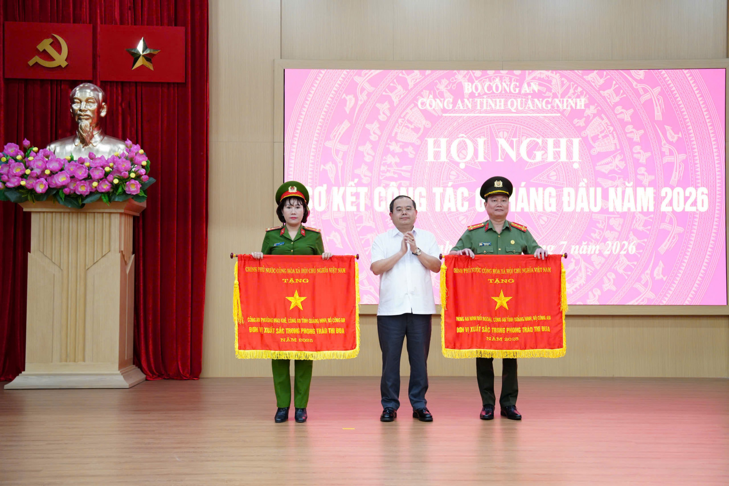 &Ocirc;ng Quản Minh Cường, Ủy vi&ecirc;n Ban Chấp h&agrave;nh Trung ương Đảng, B&iacute; thư Tỉnh ủy, Trưởng Đo&agrave;n đại biểu Quốc hội tỉnh Quảng Ninh trao cờ thi đua của Ch&iacute;nh phủ cho 02 tập thể