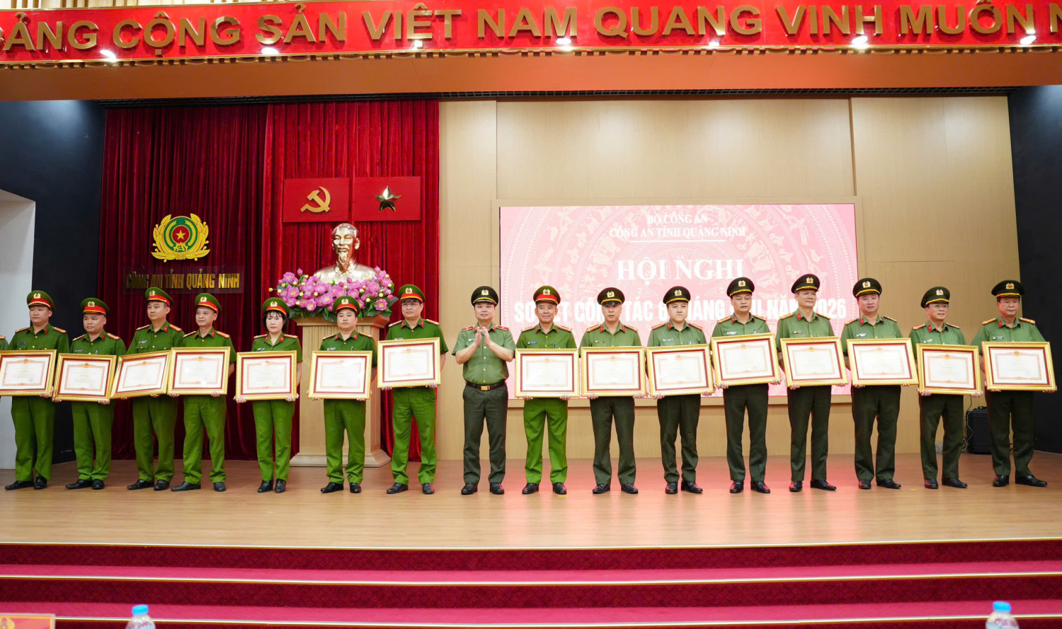 Thiếu tướng Nguyễn Tiến Trung, Uỷ vi&ecirc;n Ban Thường vụ Tỉnh uỷ, B&iacute; thư Đảng uỷ, Gi&aacute;m đốc C&ocirc;ng an tỉnh Quảng Ninh trao bằng khen của Thủ tướng Ch&iacute;nh phủ cho 16 c&aacute; nh&acirc;n