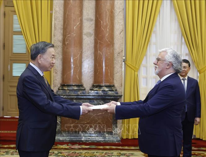 Tổng B&iacute; thư, Chủ tịch nước T&ocirc; L&acirc;m nhận Quốc thư từ Đại sứ Bồ Đ&agrave;o Nha Joaquim Alberto De Sousa Moreira De Lemos. Ảnh: Thống Nhất/TTXVN
