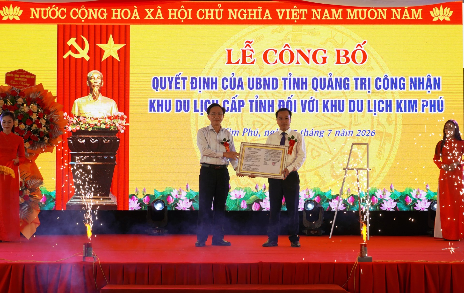 Phó Chủ tịch UBND tỉnh trao quyết định công nhận Khu du lịch Kim Phú là Khu du lịch cấp tỉnh cho xã Kim Phú Phó Chủ tịch UBND tỉnh trao quyết định công nhận Khu du lịch Kim Phú là Khu du lịch cấp tỉnh cho xã Kim Phú