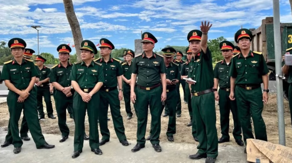 Ngày 23/6, Đoàn công tác Bộ Tham mưu Quân khu 4 do Thiếu tướng Lê Văn Vỹ, Phó Tham mưu trưởng Quân khu làm trưởng đoàn tiến hành khảo sát, giao nhiệm vụ cho các đơn vị thuộc Quân khu 4 tham gia thực hiện nhiệm vụ trong chương trình Giao lưu hữu nghị Quốc phòng biên giới Việt Nam-Lào lần thứ 3 tại Nghệ An. Ngày 23/6, Đoàn công tác Bộ Tham mưu Quân khu 4 do Thiếu tướng Lê Văn Vỹ, Phó Tham mưu trưởng Quân khu làm trưởng đoàn tiến hành khảo sát, giao nhiệm vụ cho các đơn vị thuộc Quân khu 4 tham gia thực hiện nhiệm vụ trong chương trình Giao lưu hữu nghị Quốc phòng biên giới Việt Nam-Lào lần thứ 3 tại Nghệ An.
