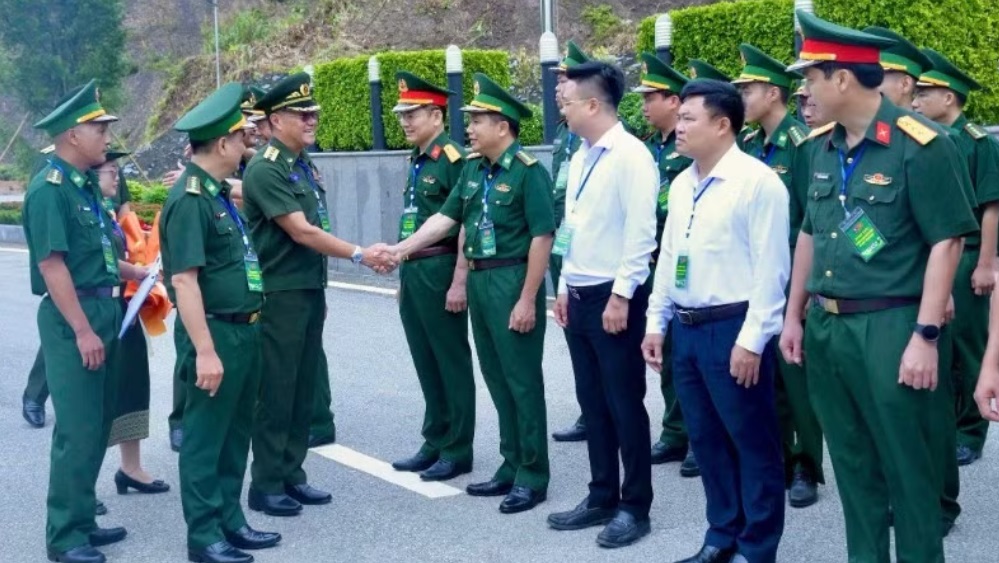 Lễ đón đoàn sĩ quan trẻ biên giới Lào được tổ chức trang trọng tại Cửa khẩu Thanh Thủy vào sáng 3/7. Lễ đón đoàn sĩ quan trẻ biên giới Lào được tổ chức trang trọng tại Cửa khẩu Thanh Thủy vào sáng 3/7.