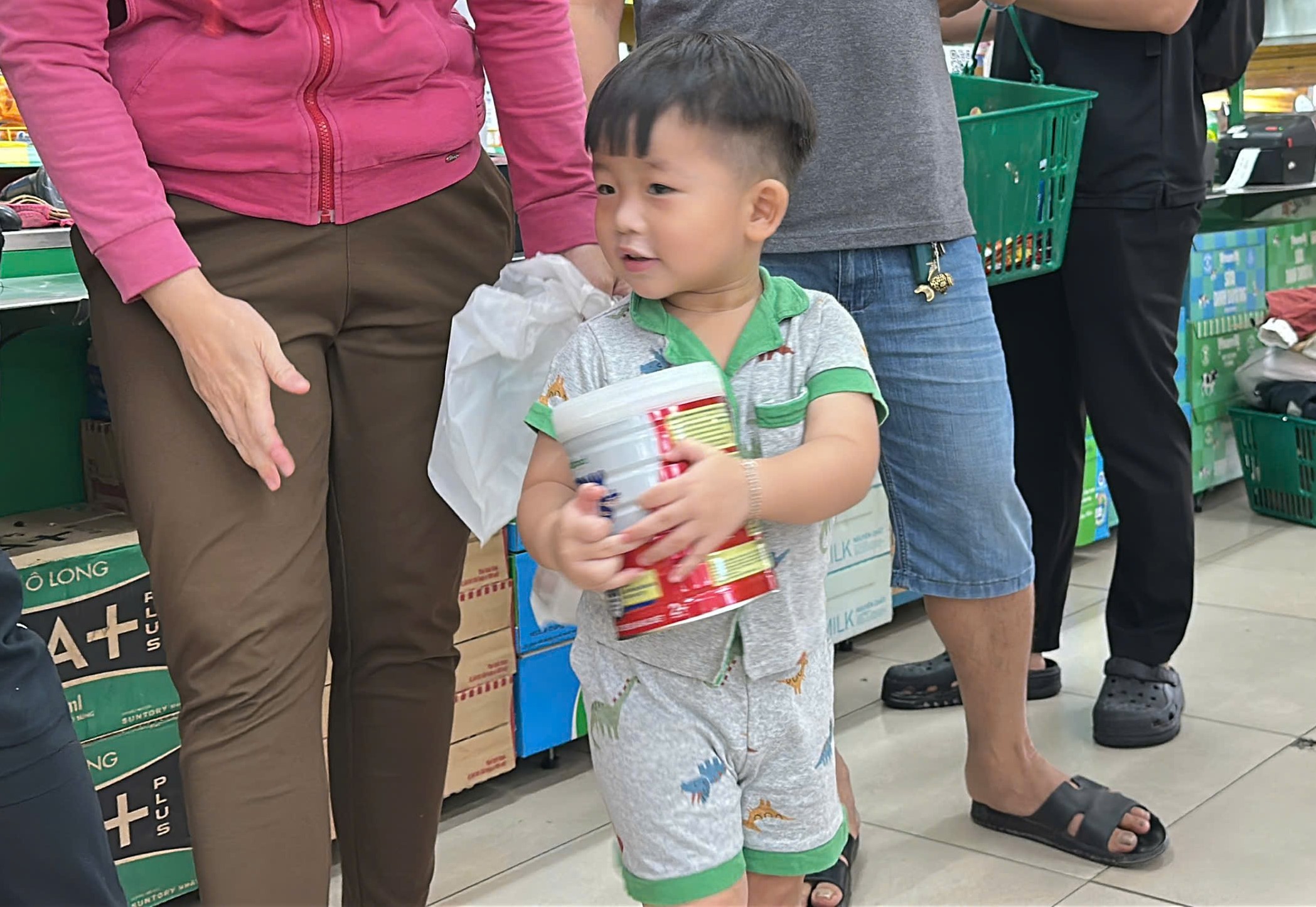 Bé Phạm Đoàn Hữu Duy (con trai chị Thanh Trúc) hào hứng ôm lon sữa GrowPLUS+ quen thuộc về nhà Bé Phạm Đoàn Hữu Duy (con trai chị Thanh Trúc) hào hứng ôm lon sữa GrowPLUS+ quen thuộc về nhà