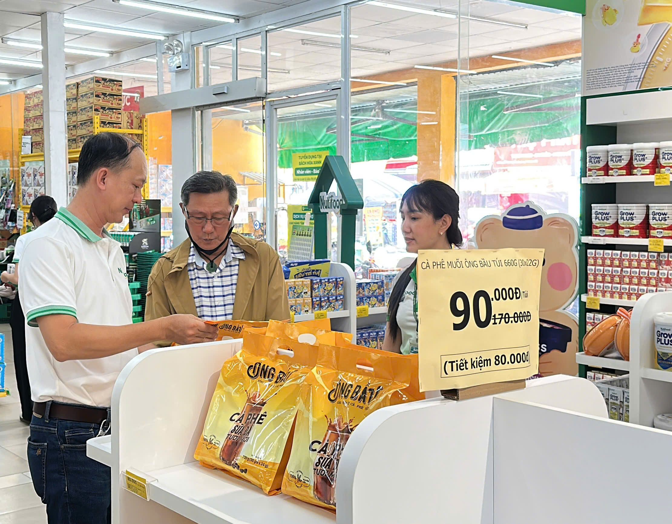 Bác Phan Văn Thanh mua thử 1 bịch cà phê muối của Ông Bầu Bác Phan Văn Thanh mua thử 1 bịch cà phê muối của Ông Bầu