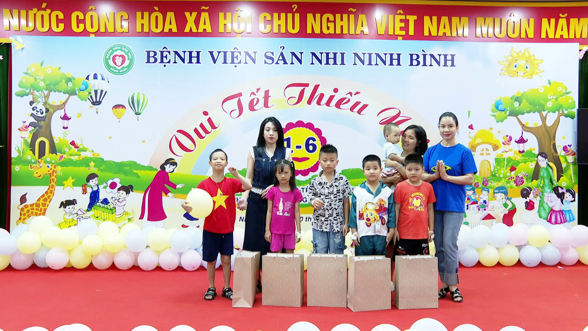 tặng quà cho các bệnh nhi và đại diện cho các cháu đang điều trị tại Bệnh viện Sản Nhi Ninh Bình tặng quà cho các bệnh nhi và đại diện cho các cháu đang điều trị tại Bệnh viện Sản Nhi Ninh Bình