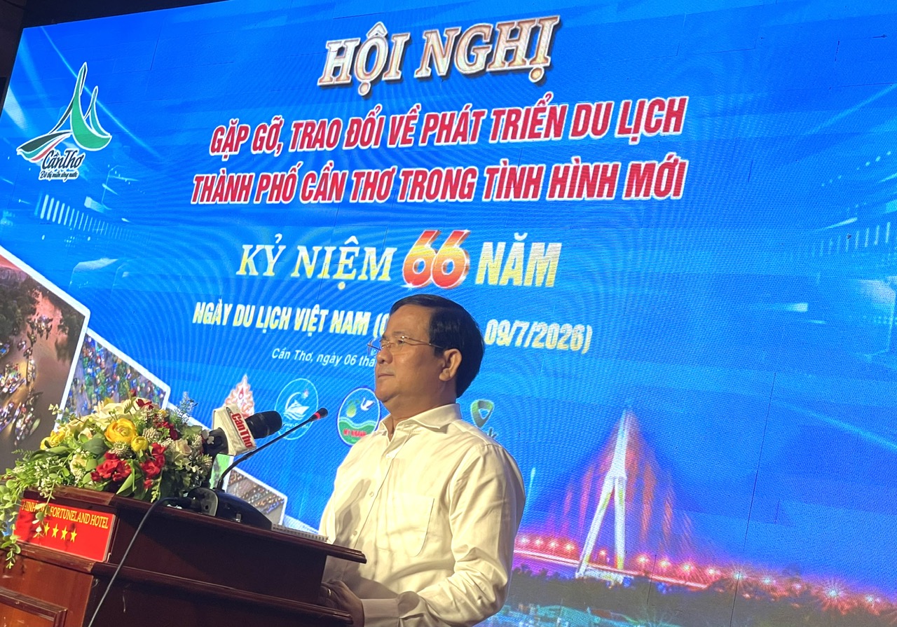 Ông Trần Văn Huyến, Phó Bí thư Thành ủy Cần Thơ phát biểu với Hội nghị Ông Trần Văn Huyến, Phó Bí thư Thành ủy Cần Thơ phát biểu với Hội nghị