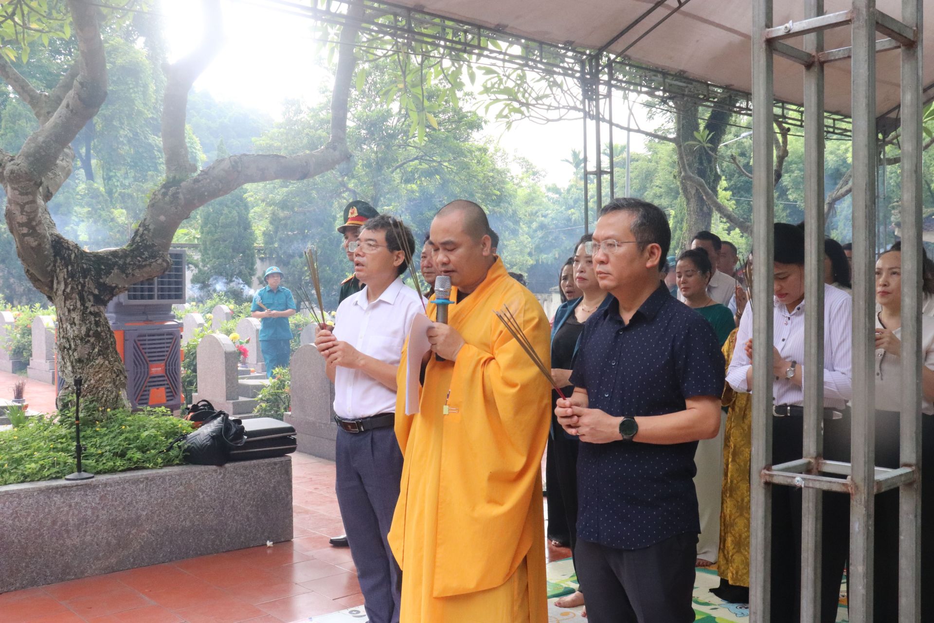Các đại biểu đã thành kính dâng hoa, dâng hương, dành phút mặc niệm tưởng nhớ và bày tỏ lòng biết ơn sâu sắc đối với các Anh hùng liệt sĩ Các đại biểu đã thành kính dâng hoa, dâng hương, dành phút mặc niệm tưởng nhớ và bày tỏ lòng biết ơn sâu sắc đối với các Anh hùng liệt sĩ