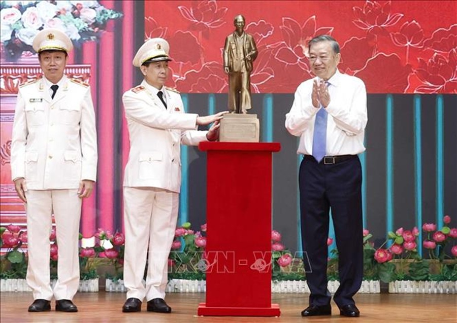 Tổng Bí thư, Chủ tịch nước Tô Lâm trao tặng bức tượng Chủ tịch Hồ Chí Minh cho Trung tâm Kỹ thuật nghiệp vụ (Bộ Công an). Ảnh: Thống Nhất/TTXVN Tổng Bí thư, Chủ tịch nước Tô Lâm trao tặng bức tượng Chủ tịch Hồ Chí Minh cho Trung tâm Kỹ thuật nghiệp vụ (Bộ Công an). Ảnh: Thống Nhất/TTXVN