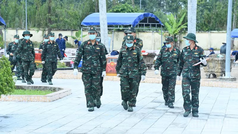 Lực lượng vũ trang lấy mẫu hài cốt liệt sĩ chưa có thông tin tại Nghĩa trang Liệt sĩ Ô Môn Lực lượng vũ trang lấy mẫu hài cốt liệt sĩ chưa có thông tin tại Nghĩa trang Liệt sĩ Ô Môn