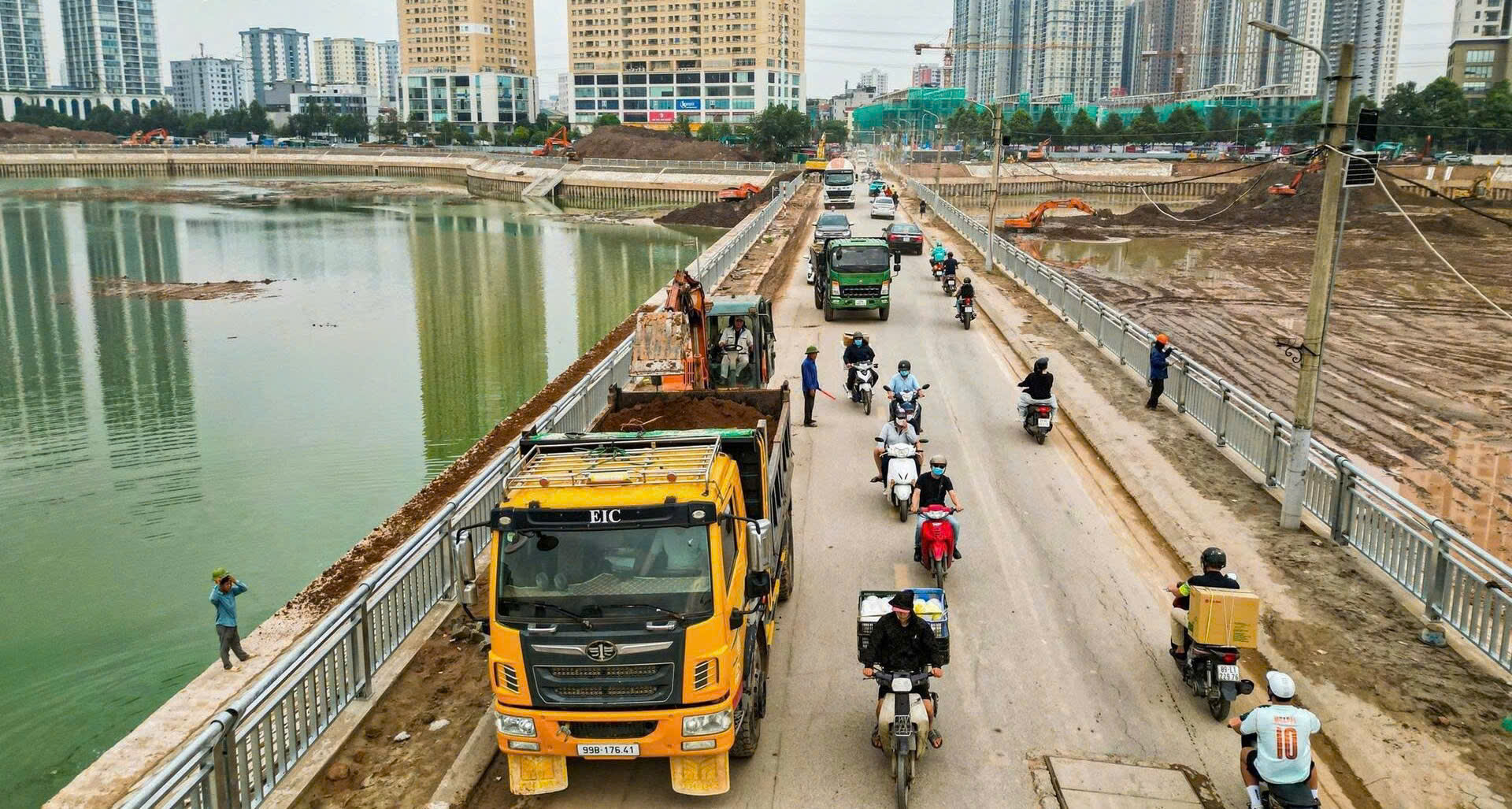 Tuyến đường kết hợp đê bao và hạ tầng quanh hồ điều hòa Yên Nghĩa 1 đang được hoàn thiện những hạng mục cuối cùng để phục vụ công tác chống ngập. Tuyến đường kết hợp đê bao và hạ tầng quanh hồ điều hòa Yên Nghĩa 1 đang được hoàn thiện những hạng mục cuối cùng để phục vụ công tác chống ngập.