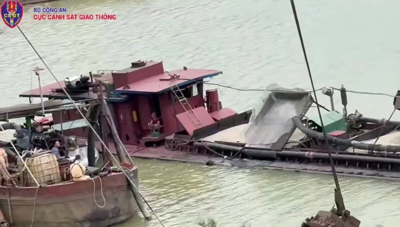 Nghệ An: Bắt quả tang 6 tàu sắt khai thác, vận chuyển cát trái phép trên sông Lam