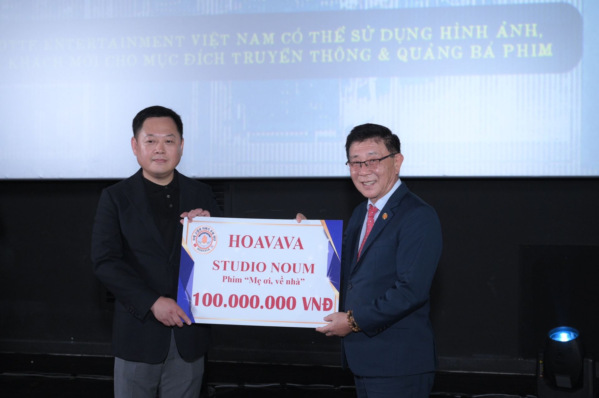 Hoavava trao tặng 100 triệu đồng để khởi động Quỹ hỗ trợ nạn nhân chất độc da cam/Dioxin của dự án One Ticket, One Hope Hoavava trao tặng 100 triệu đồng để khởi động Quỹ hỗ trợ nạn nhân chất độc da cam/Dioxin của dự án One Ticket, One Hope
