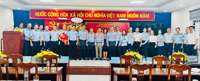 Lễ công bố và trao Quyết định bổ nhiệm chức danh Đội trưởng và Phó Đội trưởng Đội QLTT số 5. Ảnh: Phòng TC-HC Lễ công bố và trao Quyết định bổ nhiệm chức danh Đội trưởng và Phó Đội trưởng Đội QLTT số 5. Ảnh: Phòng TC-HC