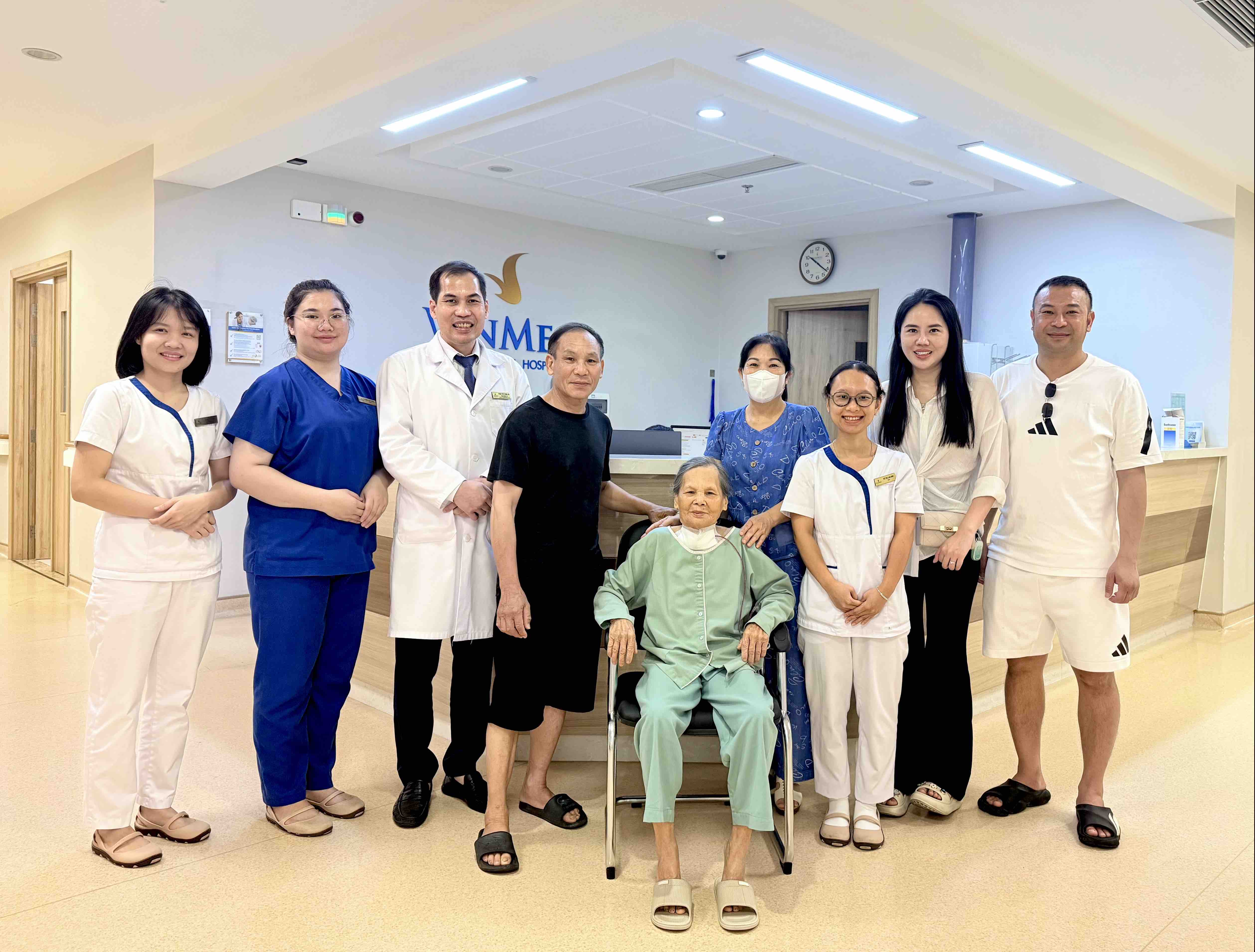 Bệnh nh&acirc;n phục hồi trong niềm hạnh ph&uacute;c của &ecirc;-k&iacute;p b&aacute;c sĩ v&agrave; gia đ&igrave;nh.