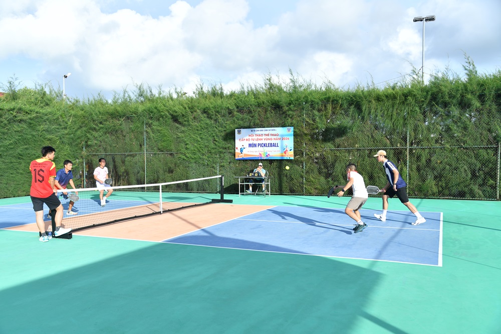 C&aacute;c vận động vi&ecirc;n tham gia thi tranh t&agrave;i nội dung m&ocirc;n Pickleball.
