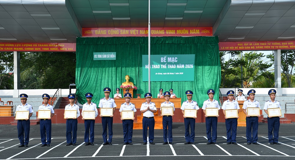 Đại t&aacute; Trần Nguy&ecirc;n Lai - Ph&oacute; Tư lệnh, Tham mưu trưởng Bộ Tư lệnh V&ugrave;ng Cảnh s&aacute;t biển 4, Trưởng ban tổ chức Hội thao trao thưởng cho c&aacute;c c&aacute; nh&acirc;n đạt th&agrave;nh t&iacute;ch tốt trong tham gia Hội thao thể thao.