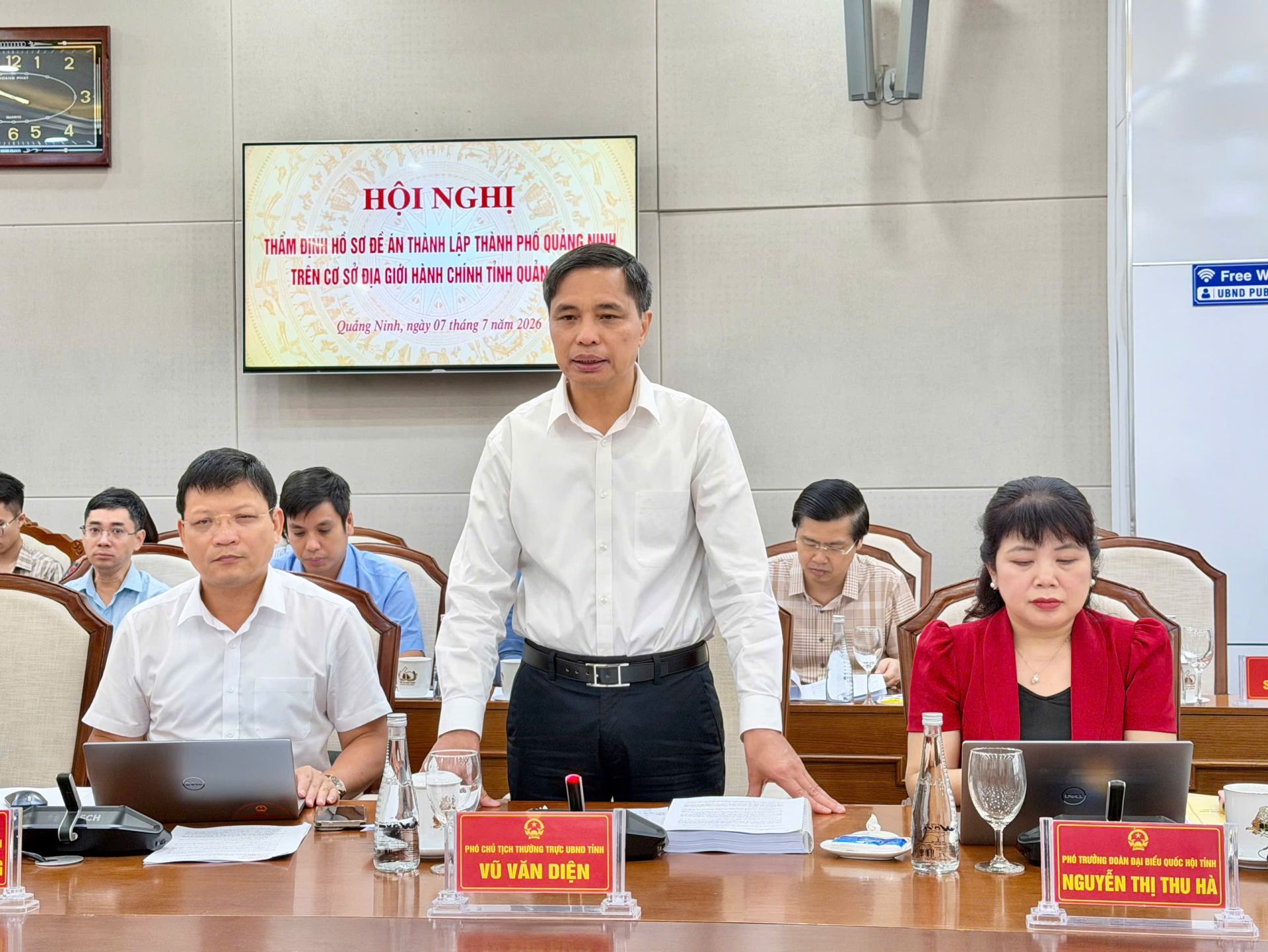 Ông Vũ Văn Diện, Phó Chủ tịch Thường trực UBND tỉnh Quảng Ninh, phát biểu tại hội nghị Ông Vũ Văn Diện, Phó Chủ tịch Thường trực UBND tỉnh Quảng Ninh, phát biểu tại hội nghị
