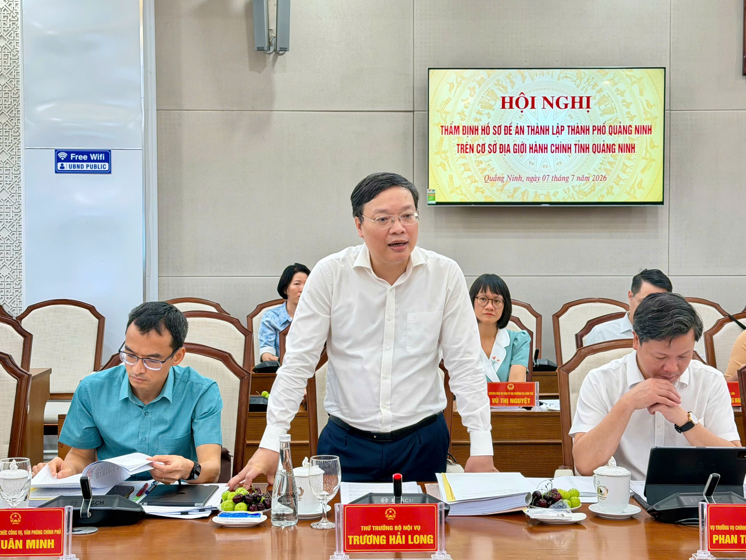 Ông Trương Hải Long, Thứ trưởng Bộ Nội vụ, phát biểu tại hội nghị Ông Trương Hải Long, Thứ trưởng Bộ Nội vụ, phát biểu tại hội nghị