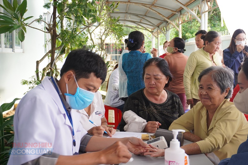 Kh&aacute;m chữa bệnh cho người d&acirc;n x&atilde; Long Sơn, một trong hoạt động k&yacute; kết