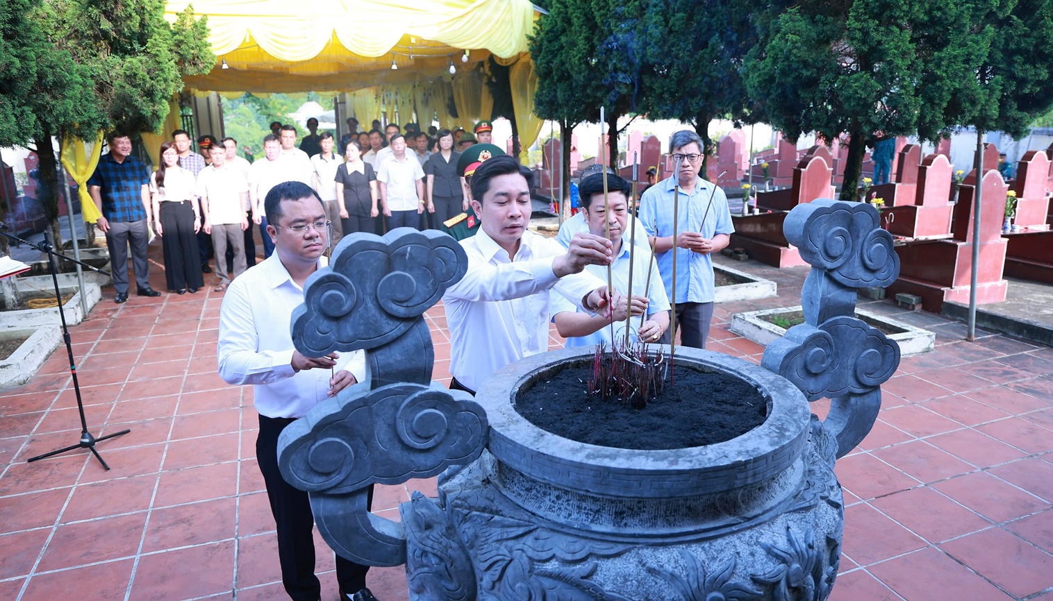 Các đại biểu dâng hương tưởng niệm các Anh hùng liệt sĩ Các đại biểu dâng hương tưởng niệm các Anh hùng liệt sĩ
