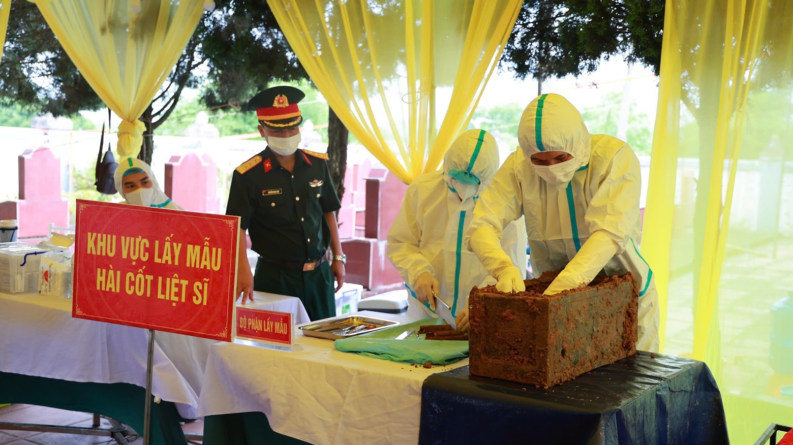 Thái Nguyên: Lấy mẫu hài cốt liệt sĩ chưa xác định thông tin tại Nghĩa trang Liệt sĩ Đu - Động Đạt