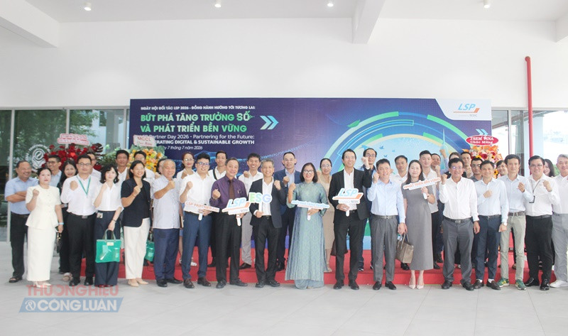 Đại diện c&aacute;c doanh nghiệp tham gia k&yacute; kết chụp h&igrave;nh lưu niệm tại LSP