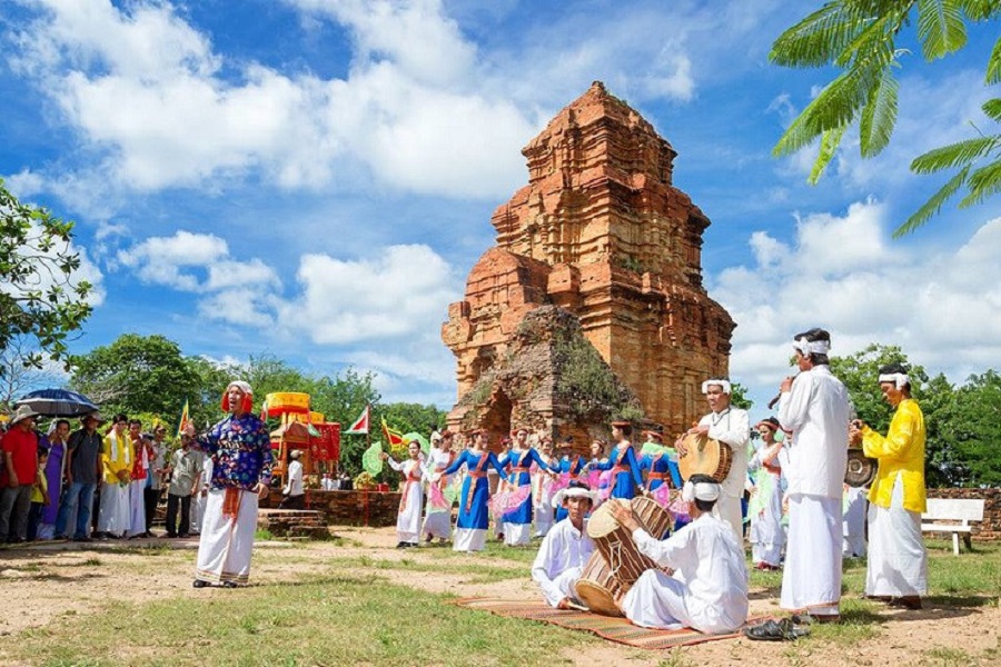 Lễ hội truyền thống Katê thu hút đông đảo người dân và du khách ghé thăm. Ảnh: Nguyễn Anh Lễ hội truyền thống Katê thu hút đông đảo người dân và du khách ghé thăm. Ảnh: Nguyễn Anh
