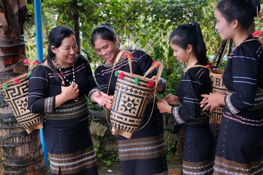 Nhiều sản phẩm truyền thống của đồng b&agrave;o DTTS được c&ocirc;ng nhận OCOP 3 sao.