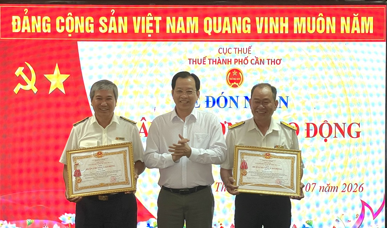 Ông Vương Quốc Nam, Phó Chủ tịch UBND TP. Cần Thơ (chính giữa) trao Huân chương Lao động Hạng III của Chủ tịch nước cho cá nhân có nhiều thành tích xuất sắc Ông Vương Quốc Nam, Phó Chủ tịch UBND TP. Cần Thơ (chính giữa) trao Huân chương Lao động Hạng III của Chủ tịch nước cho cá nhân có nhiều thành tích xuất sắc