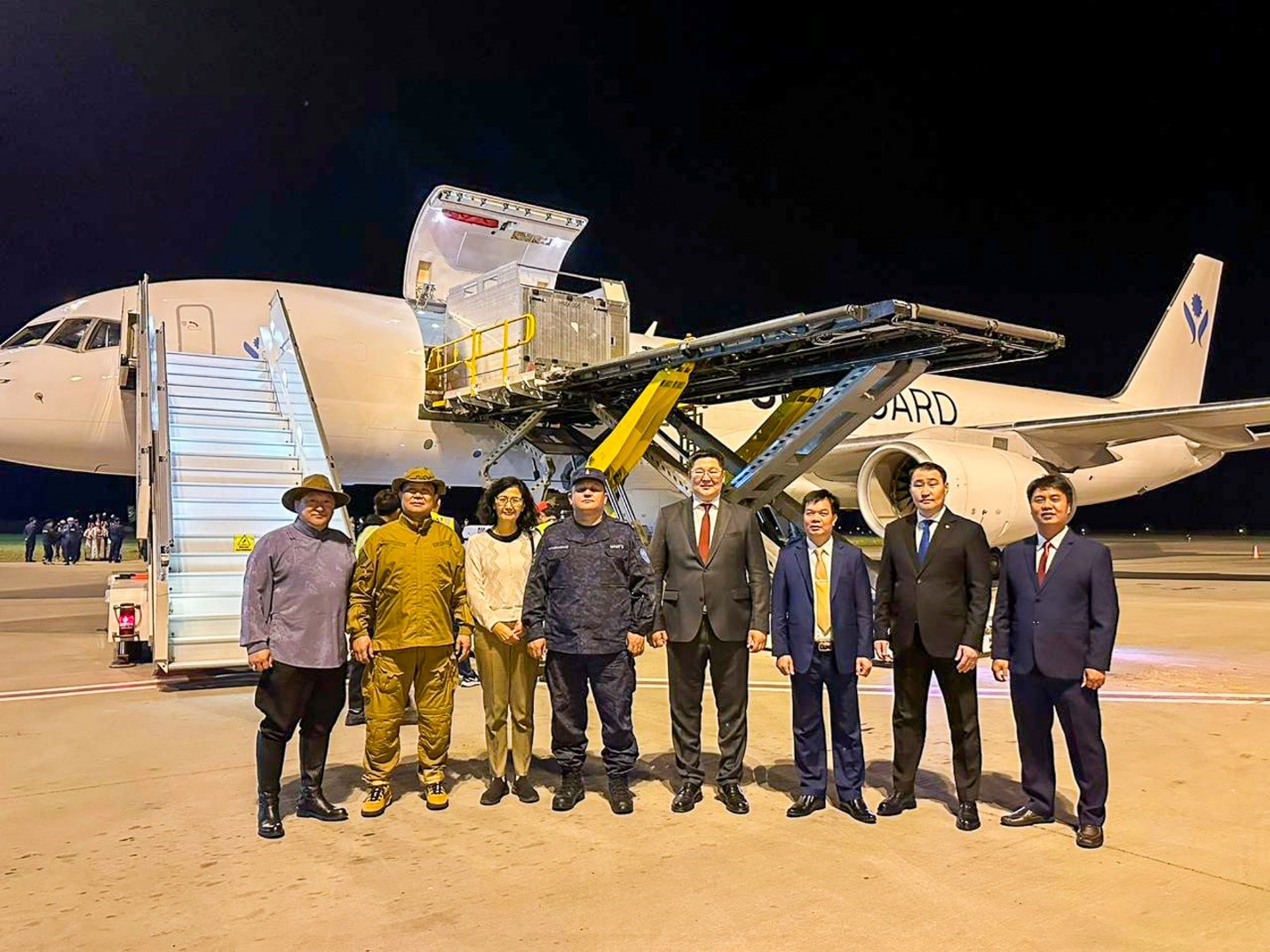 Đoàn lãnh đạo Mông Cổ ra sân bay đón các chiến mã do Việt Nam trao tặng Đoàn lãnh đạo Mông Cổ ra sân bay đón các chiến mã do Việt Nam trao tặng