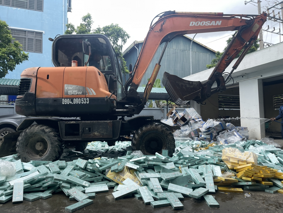 Việc ti&ecirc;u hủy vật chứng nhằm thi h&agrave;nh dứt điểm phần d&acirc;n sự của vụ &aacute;n, đồng thời g&oacute;p phần tăng cường c&ocirc;ng t&aacute;c ph&ograve;ng, chống tội phạm bu&ocirc;n lậu v&agrave; tội phạm kinh tế tr&ecirc;n địa b&agrave;n