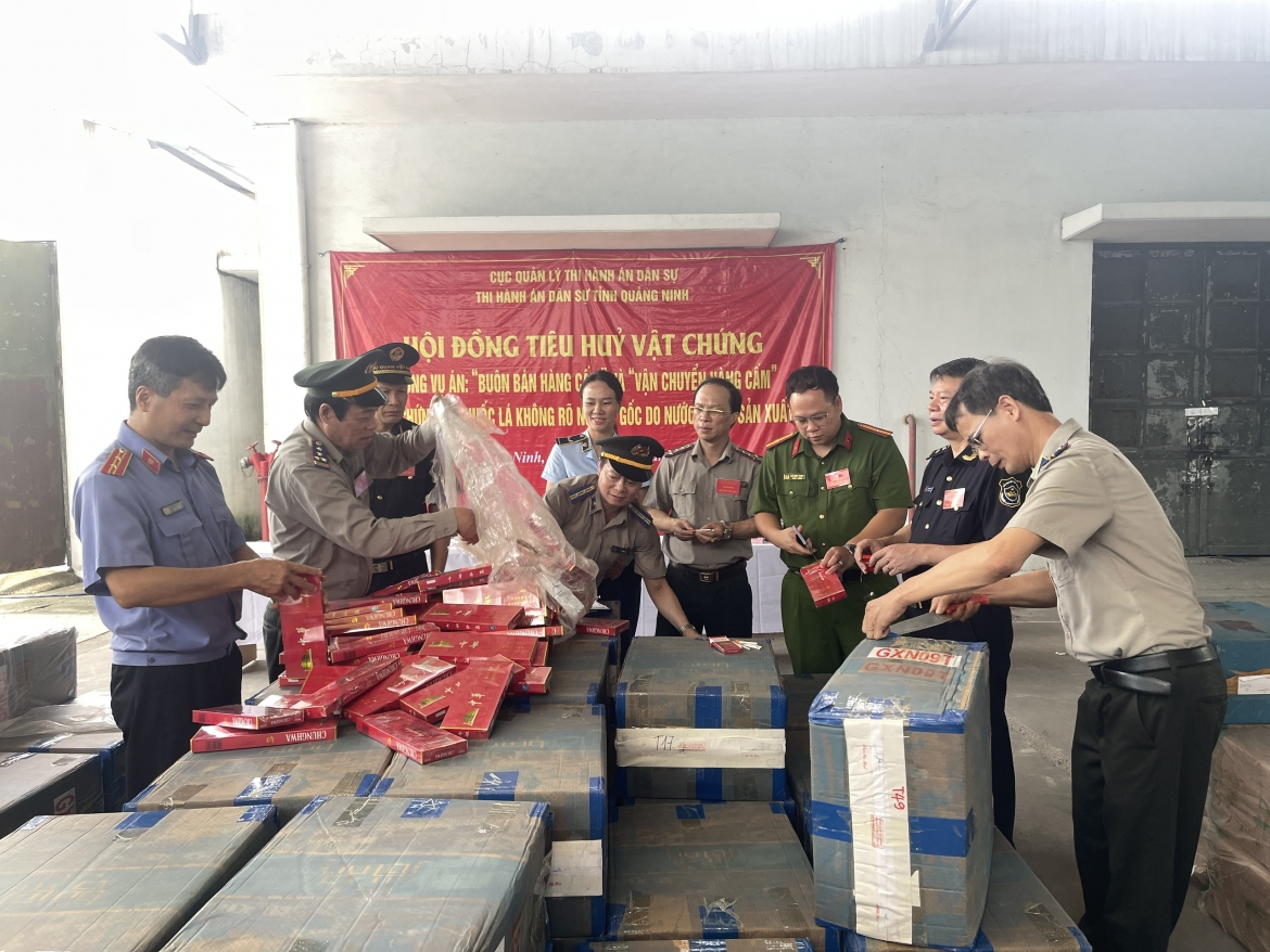 Thi h&agrave;nh &aacute;n d&acirc;n sự (THADS) tỉnh Quảng Ninh phối hợp c&aacute;c cơ quan chức năng tổ chức ti&ecirc;u hủy 15.396 c&acirc;y thuốc l&aacute; l&agrave; vật chứng trong vụ &aacute;n &ldquo;Bu&ocirc;n b&aacute;n h&agrave;ng cấm&rdquo; v&agrave; &ldquo;Vận chuyển h&agrave;ng cấm&rdquo;