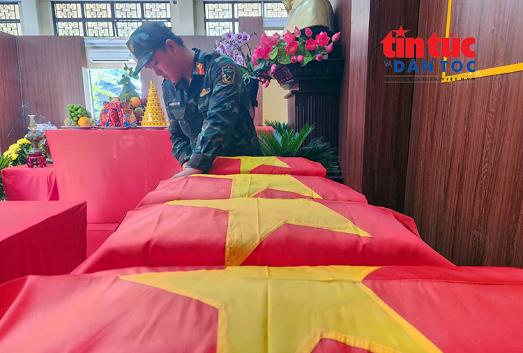 H&agrave;i cốt liệt sĩ được để trong Nh&agrave; tưởng niệm. Ảnh: Mạnh Linh/B&aacute;o Tin tức v&agrave; D&acirc;n tộc