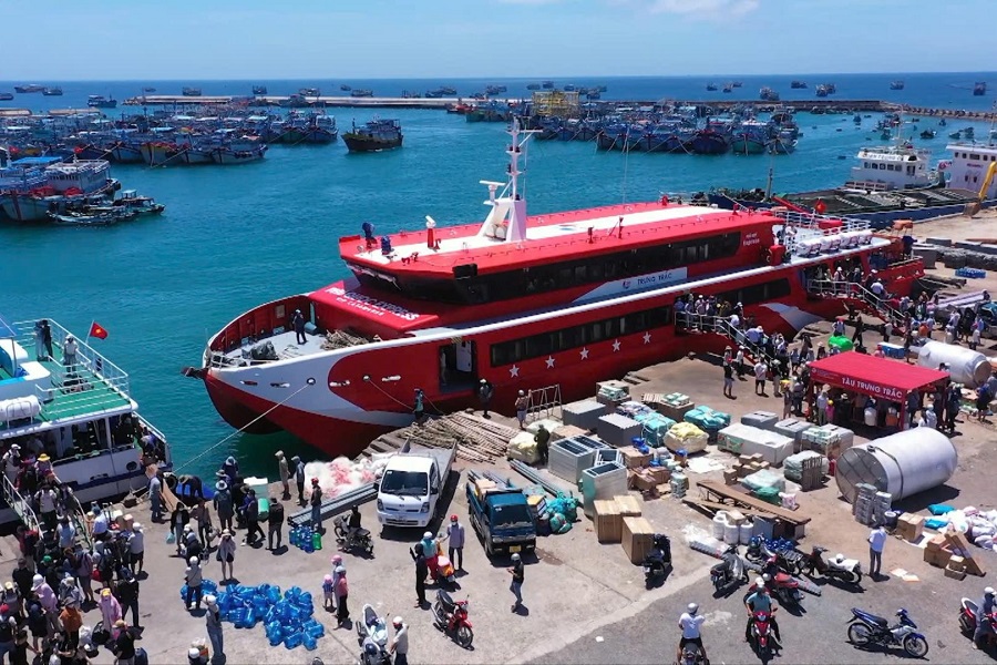 Trong 6 tháng đầu năm 2026, lượt khách du lịch đến Đặc khu Phú Quý tăng cao. Ảnh: Hoàng sa Trong 6 tháng đầu năm 2026, lượt khách du lịch đến Đặc khu Phú Quý tăng cao. Ảnh: Hoàng sa