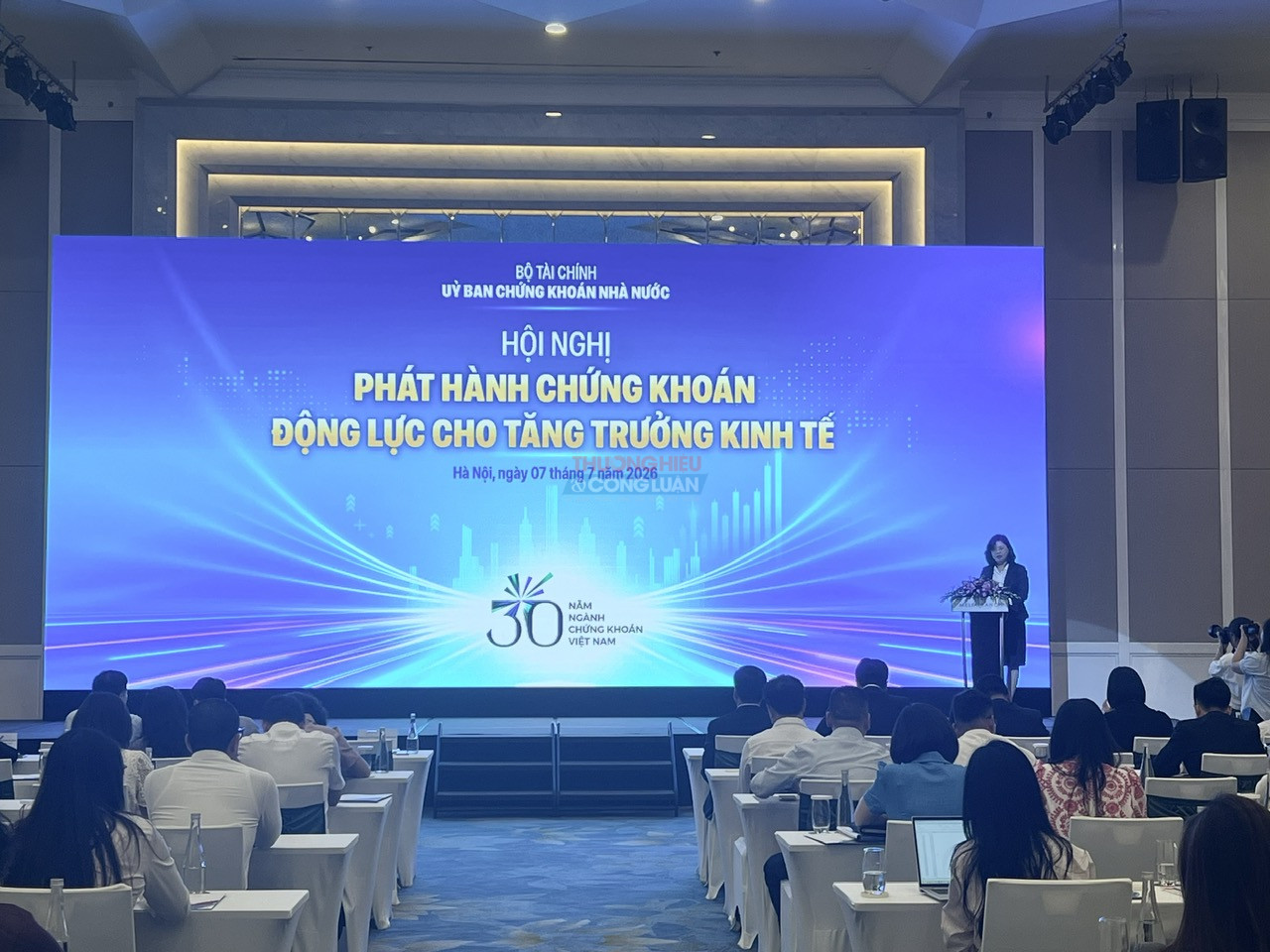 Chủ tịch Ủy ban Chứng kho&aacute;n Nh&agrave; nước Vũ Thị Ch&acirc;n Phương ph&aacute;t biểu khai mạc Hội thảo.