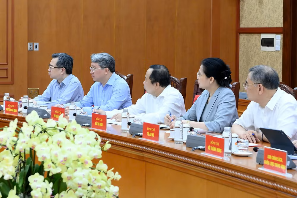 Các đồng chí lãnh đạo và các đại biểu tham dự cuộc làm việc. (Ảnh: ĐĂNG KHOA) Các đồng chí lãnh đạo và các đại biểu tham dự cuộc làm việc. (Ảnh: ĐĂNG KHOA)