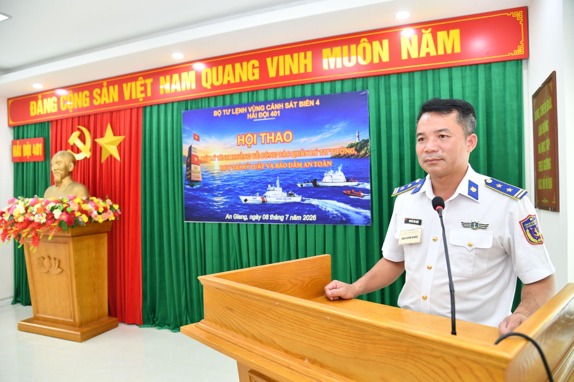 Trung tá Nguyễn Văn Niệm - Bí thư Đảng ủy, Chính trị viên Hải đội 401, Trưởng ban tổ chức Hội thao phát biểu bế mạc. Trung tá Nguyễn Văn Niệm - Bí thư Đảng ủy, Chính trị viên Hải đội 401, Trưởng ban tổ chức Hội thao phát biểu bế mạc.