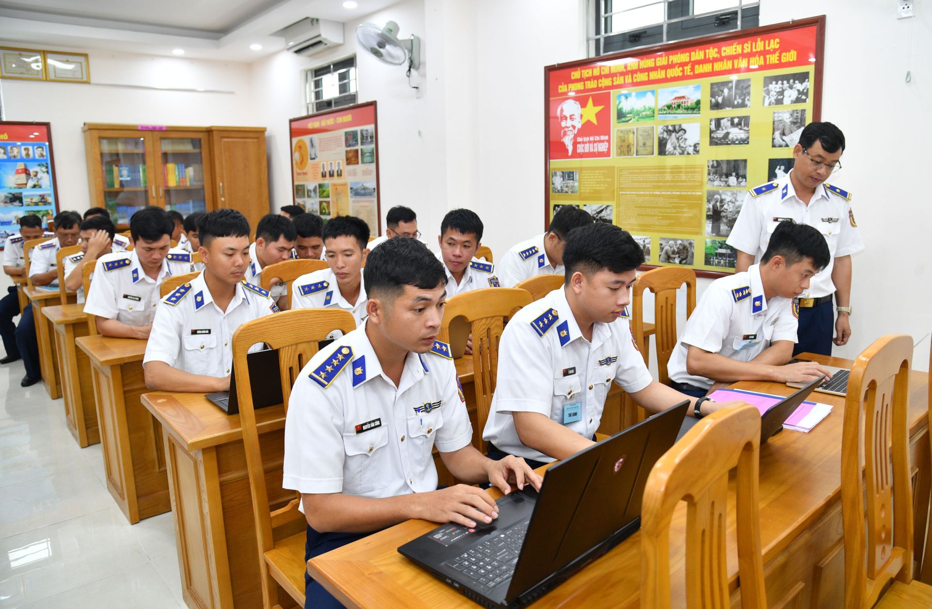 Các thí sinh tham gia thi lý thuyết bằng hình thức trắc nghiệm Các thí sinh tham gia thi lý thuyết bằng hình thức trắc nghiệm