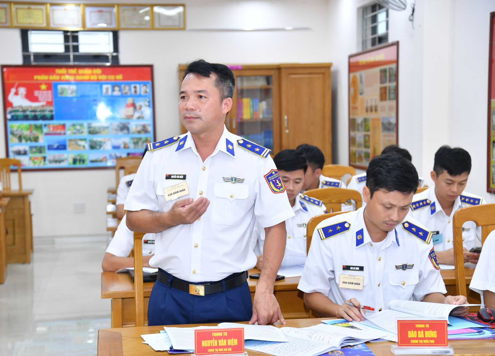 Ban giám khảo Hội thao đặt câu hỏi xử lý tình huống cho các thí sinh. Ban giám khảo Hội thao đặt câu hỏi xử lý tình huống cho các thí sinh.