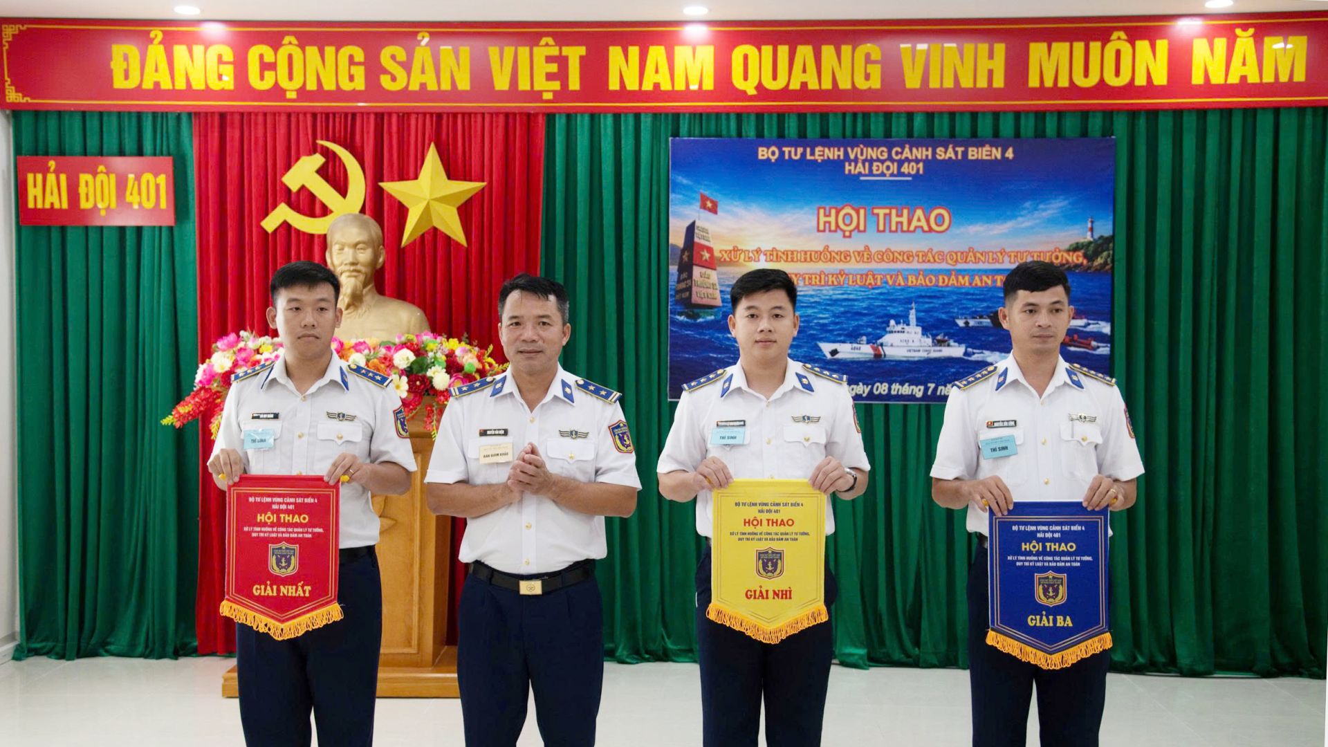 Ban tổ chức Hội thao trao thưởng cho các tập thể có thành tích tốt trong tham gia hội thao. Ban tổ chức Hội thao trao thưởng cho các tập thể có thành tích tốt trong tham gia hội thao.