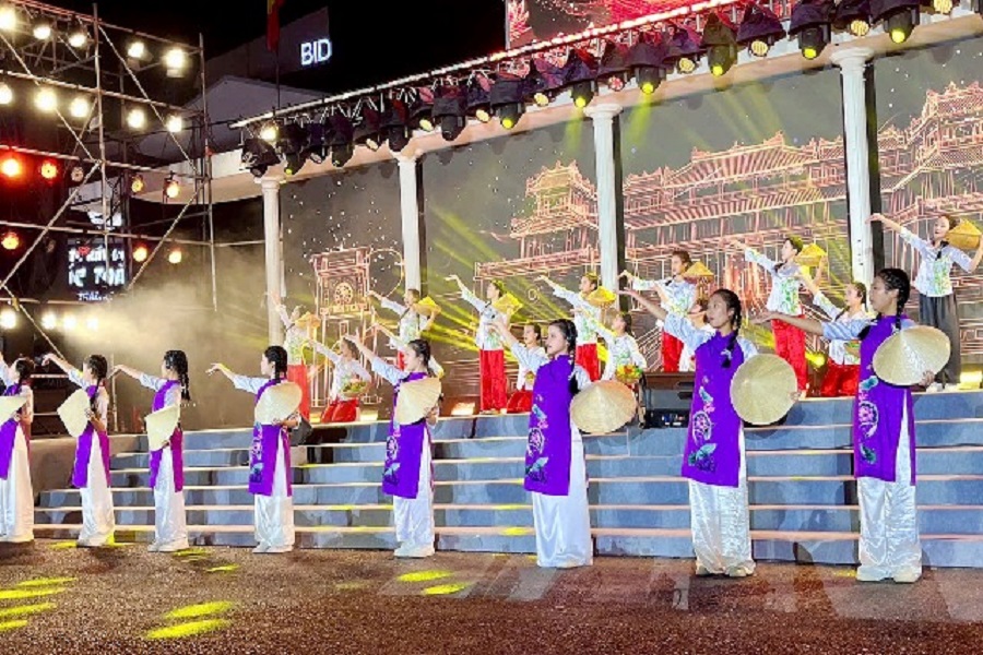 Chương tr&igrave;nh nghệ thuật hưởng ứng M&ugrave;a du lịch h&egrave; 2026 c&oacute; đ&ocirc;ng du kh&aacute;ch đến xem; Ảnh: Nguy&ecirc;n Vũ